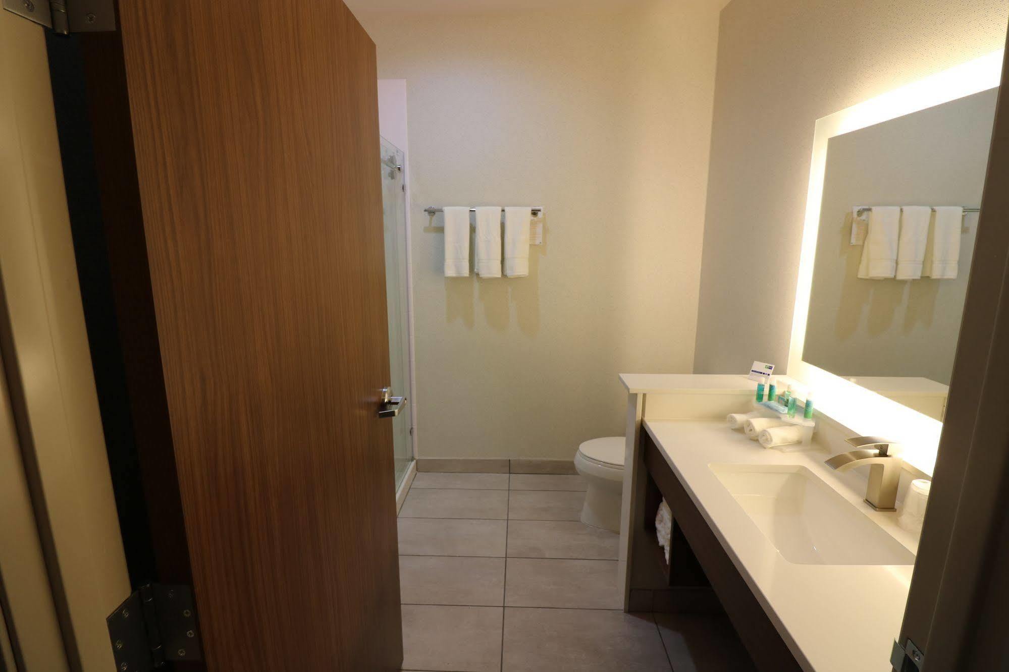 Holiday Inn Express & Suites - Coffeyville By Ihg Экстерьер фото